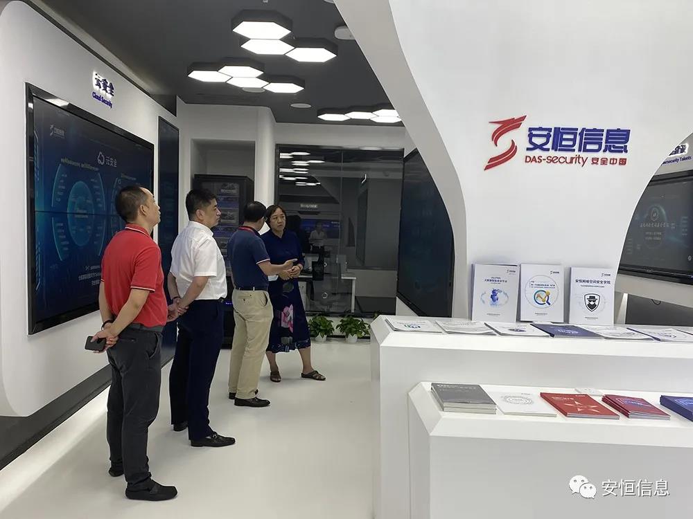 北京信创工委会执行秘书长黄立莅临云顶集团信息北京总部